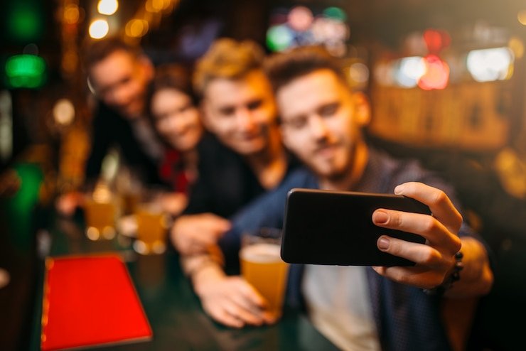 Pengguna Indonesia mengakses platform sjo77 melalui smartphone dengan nyaman